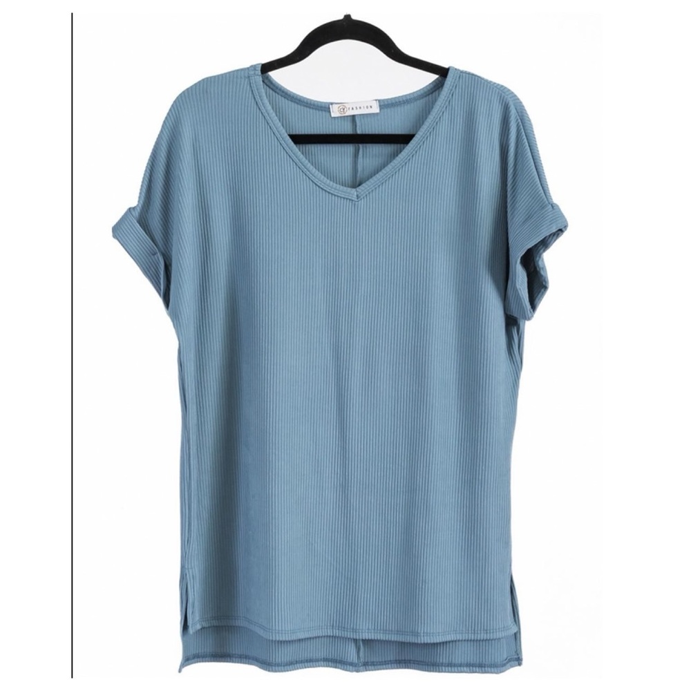 CY Fashion blue cuffed short sleeve Vneck ribbed tunic. Excellent condition